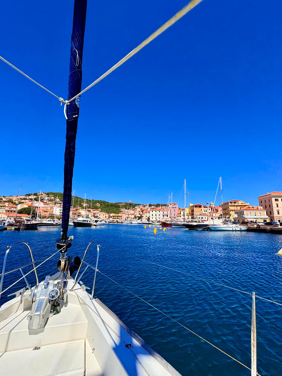Vu sur le port de la Maddalena sur le pont avant du voilier Atoll Dufour 50
